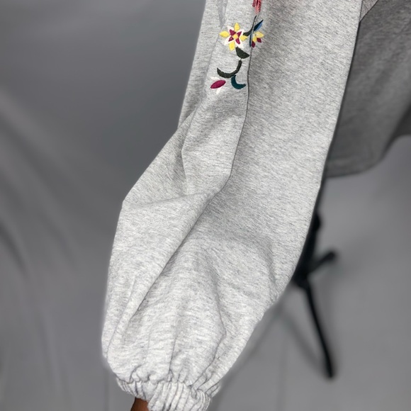 Sweatshirt Puffy Sleeves Small a.n.a Gray embroidered sleeves - Picture 11 of 14